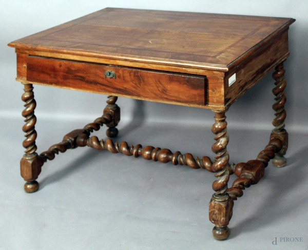 Tavolino scrittoio in noce ad un cassetto, poggiante su gambe a tortiglione, XIX sec, altezza 71x94x67 cm.