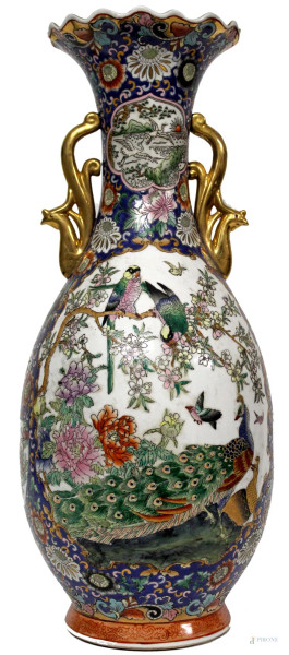 Vaso a tromba in porcellana a decoro floreale, volatili e pavoni con anse dorate, H 63 cm, Arte cinese.