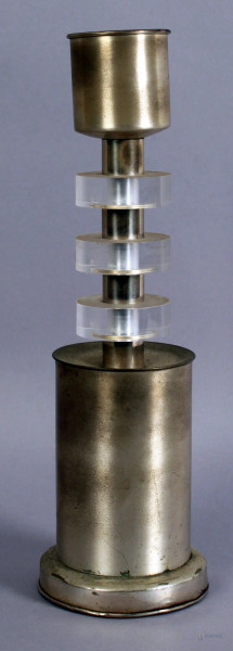 Lampada di design, in metallo cromato e plexiglass, altezza 27 cm.