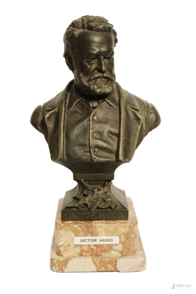 Victor Hugo, busto in bronzo brunito con base in marmo, H 30 cm.