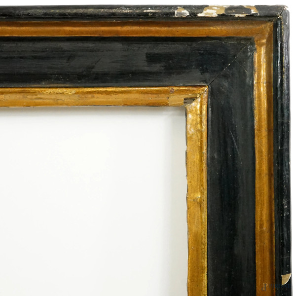 Cornice a cassetta in legno ebanizzato con profili dorati, XVII secolo, ingombro cm 101x80,5, bat...