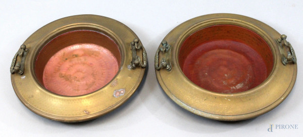 Lotto di due braceri in rame e ottone, diametro cm 43, inizi XX secolo