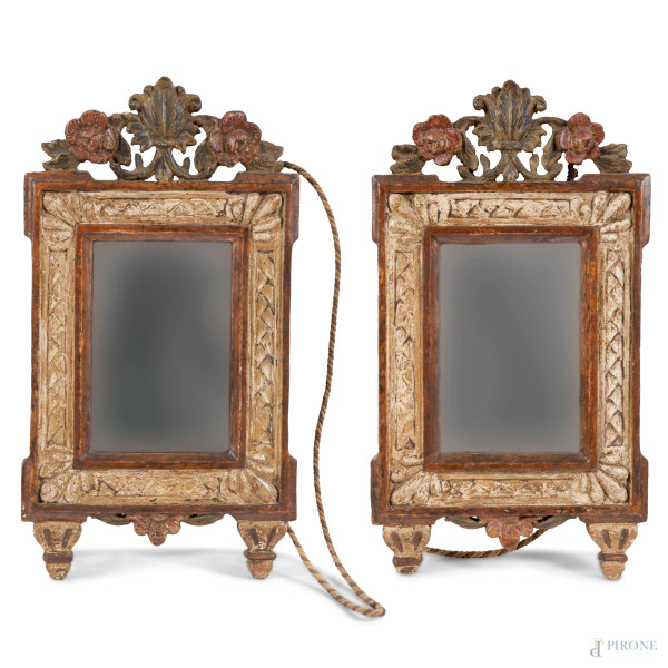 Coppia di specchierine in legno intagliato, dorato e dipinto, XX secolo, cm 47x25,5, (segni di usura, scalfiture, difetti)