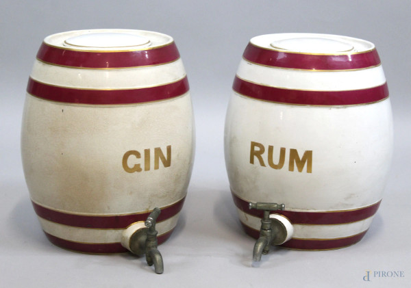 Due botti da liquore in porcellana bianca, decoro a fasce color burgundy, cm h 30,5x19, XX secolo, (difetti).