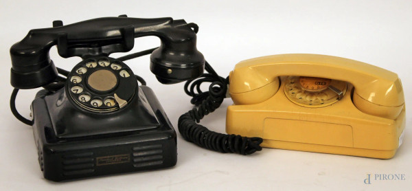 Lotto di due vecchi telefoni