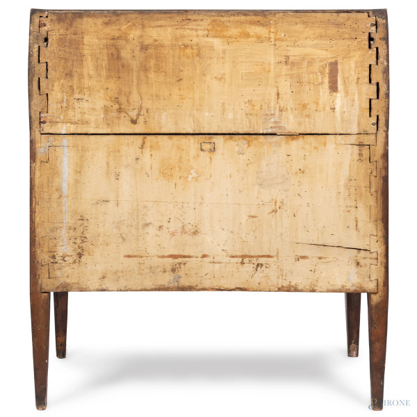 Bureau in noce con doppio cassetto affiancato da lesene con testa di sfinge. Vano a serranda cela...