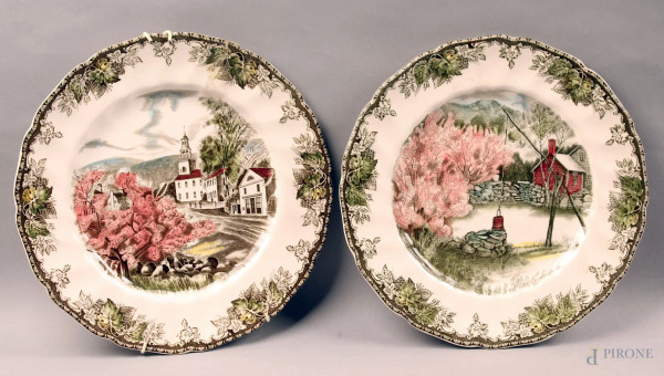 Coppia piatti in porcellana a decoro di paesaggi, diametro 27 cm.