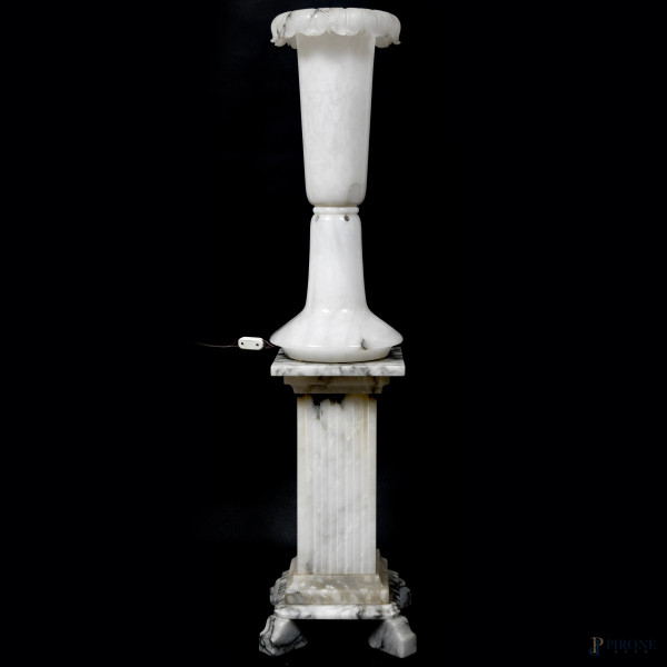 Lampada con struttura in alabastro e profilo superiore fogliato poggiante su colonna rastremata di sezione quadrata. XX secolo, altezza complessiva  cm 120,(lievi segni di usura, da revisionare)