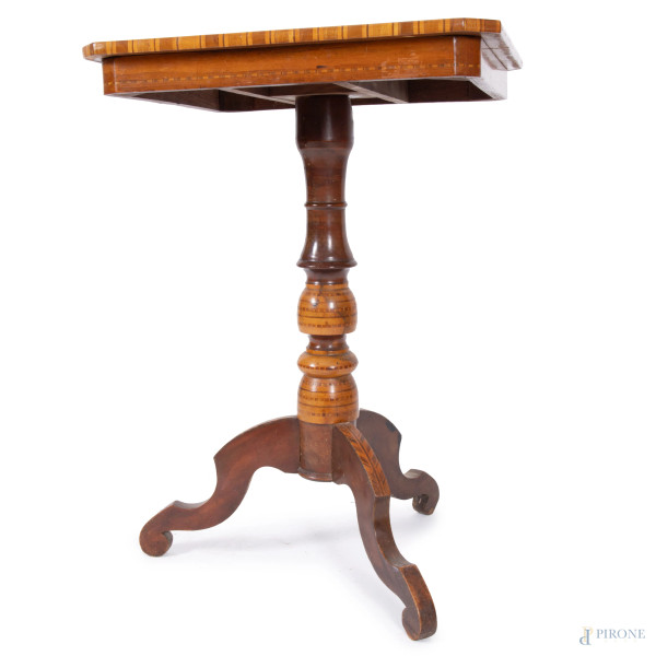 Tavolinetto in varie essenze con piano ottagonale ad intarsi a scacchiera. Tre piedi mossi e fust...