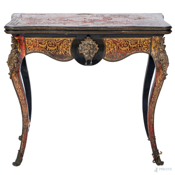 Tavolinetto da gioco stile Boulle, XIX-XX secolo, cm 77,5x44x87 (chiuso); cm 77,5x90x87, (segni di usura, difetti, graffi)