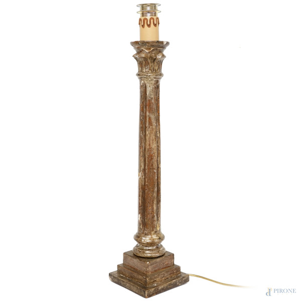 Lampada in legno argentato a mecca a foggia di colonna, XIX secolo, altezza cm 66 (difetti)