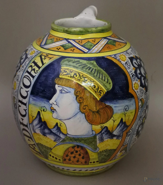 Orcio con manico in terracotta a decoro policromo con medaglione centrale a decoro di figura, h. 33 cm.
