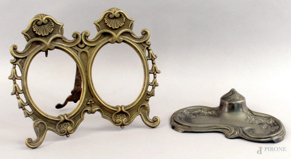 Lotto composto da una cornice portafoto in bronzo ed un calamaio in peltro, altezza 18 cm.