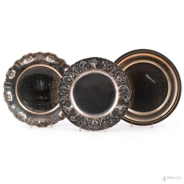 Lotto di tre piatti in argento 800/000, diametro massimo cm 28,5, peso complessivo gr 1130