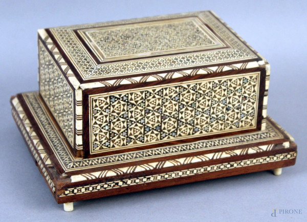 Scatola portasigarette con carillon in legno con intarsi in madreperla e osso, h cm 9,5x19x14,5 ,(piccole mancanze).