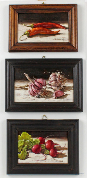 Trittico-peperoncino, aglio e ravanelli, olio su tela riportata su legno, cm 10x17, firmati, entro un'unica cornice