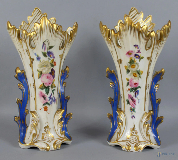 Coppia di vasi Luigi Filippo in porcellana dipinta a motivi floreali, particolari dorati, altezza 27,5 cm.