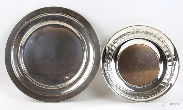 Lotto di un centrino ed un piatto di linea tonda in argento, diametro cm.27, peso gr. 450.
