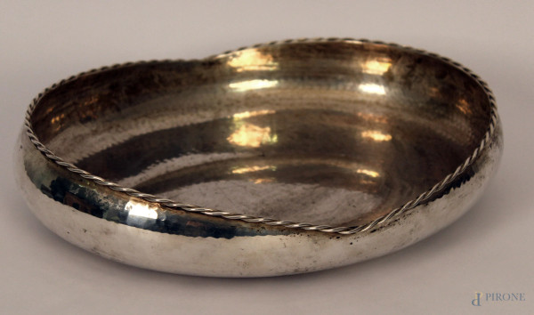 Centrotavola di linea ovale in argento con bordo lavorato, gr. 600, h. cm 7x34x28.