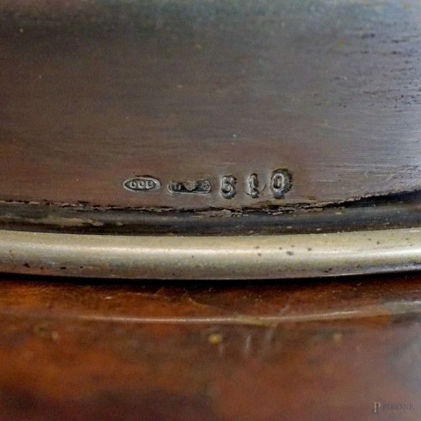 Lampada da tavolo in argento a corpo liscio e base circolare, motivi a foglie nella fascia inferi...