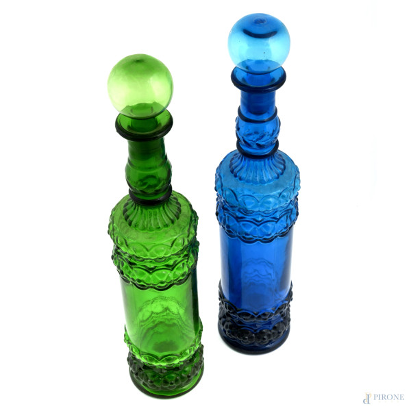 Lotto di due bottiglie in vetro colorato nei toni del blu e del verde, XX secolo, altezza cm 38(s...