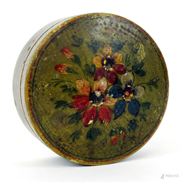 Scatolina in legno dipinto a motivi floreali, cm h 4,5, diam. cm 9,5, (segni del tempo). 
