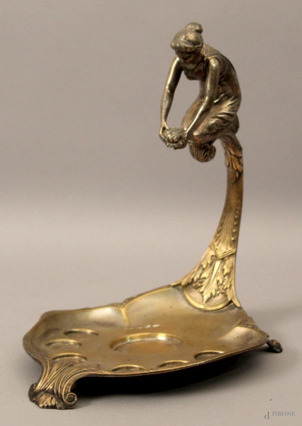 Centrotavola sormontato da figura in metallo argentato, periodo Liberty, H 27 cm.