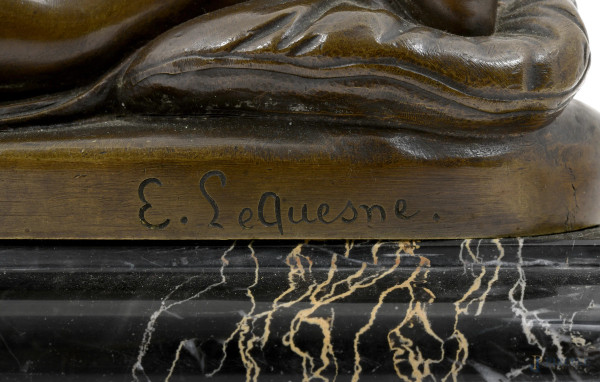 Scultura in bronzo patinato raffigurante nudo di giovane donna distesa, XX secolo. Base in marmo....