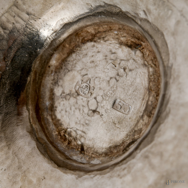 Samovar in argento finemente cesellato con dispensatore a foggia di delfino cavalcato da putto, V...