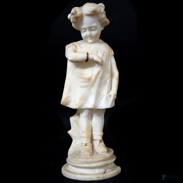 Scultura in alabastro rappresentante una bambina, XIX secolo, cm h 31 (difetti, base rotta)