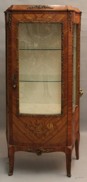 Vetrina di linea mossa in bois de rose ad uno sportello, laterali a vetri con intarsi policromi floreali, cm 145 x 65 x 36, XX sec..