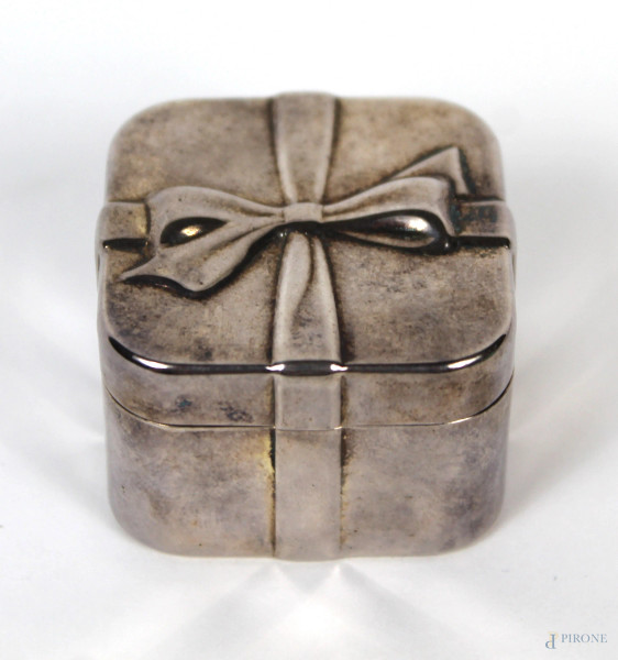 Scatolina in argento Tiffany a forma di pacco regalo, cm. 2,5x4x4.