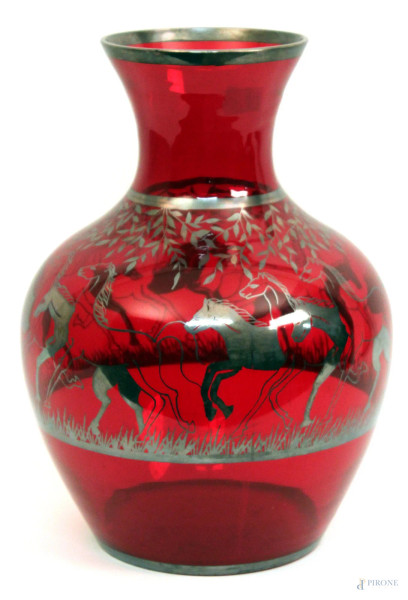 Vaso in vetro rosso con decori raffiguranti cavalli in argento, primi &#39;900, H 34 cm.