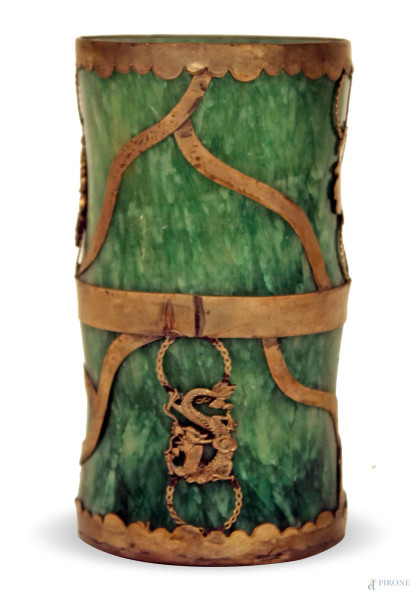 Portapennelli in giada verde con applicazioni in argento, H. 14 cm., Cina XX sec.