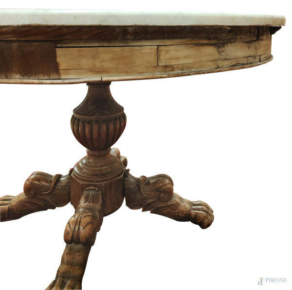 Tavolo tondo in legno con piano circolare in marmo poggiante su fusto in legno tornito terminante...