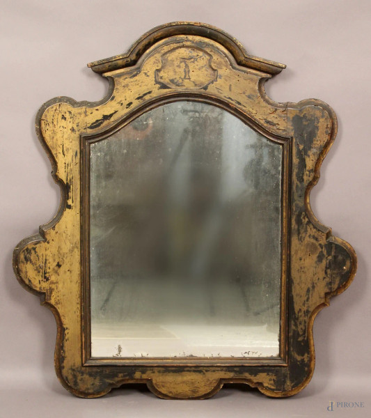 Specchiera di linea sagomata in legno dorato, fine XIX secolo, altezza 83x77 cm.