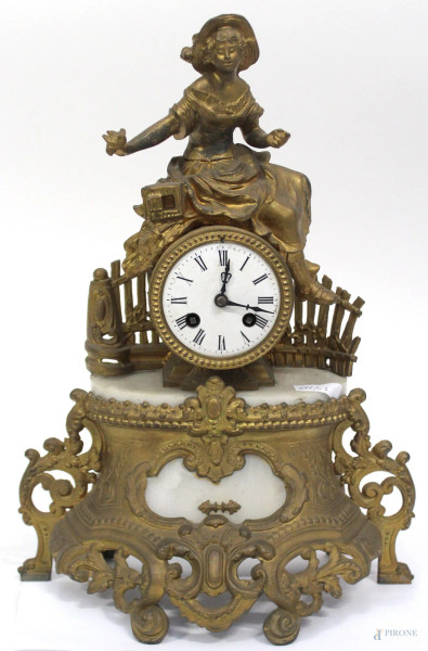 Orologio da camino in metallo dorato sormontato da ragazza con particolari in alabastro, primi &#39;900, H 41 cm.