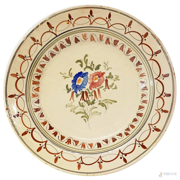 Grande piatto in terracotta dipinta a motivi floreali, cm h 7, diam. cm 40, XX secolo, (difetti e restauri).