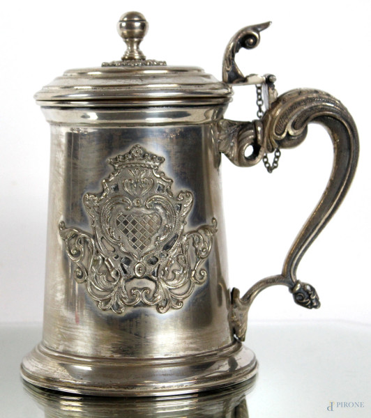 Tankard in argento con stemma araldico a rilievo, manico a foggia di foglia d'acanto, XX secolo, altezza cm 18, gr. 825