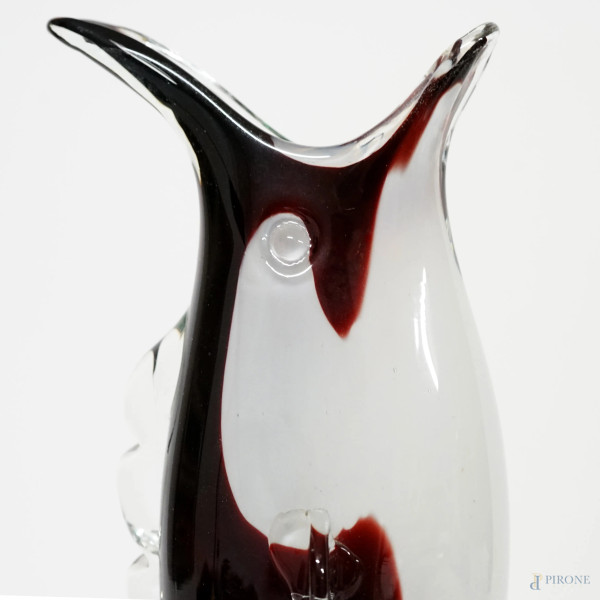 Vaso a forma di pesce, in vetro soffiato bianco e bordeaux, XX secolo, altezza cm 32,5