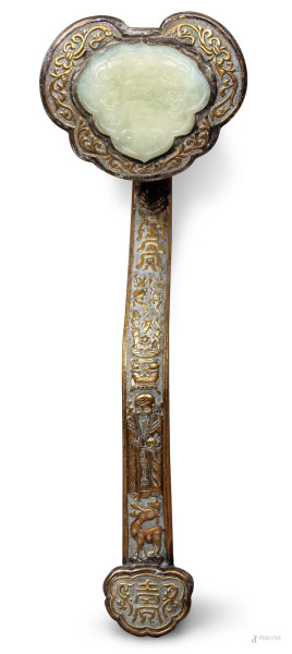 Scettro da cerimonia in ottone sbalzato a motivo di figure ed animali, placca in giada, Arte orientale, XIX sec.