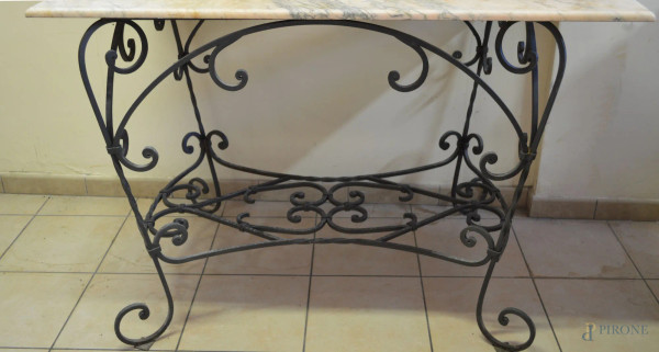Tavolo da giardino in ferro battuto con piano in marmo, h. 89x128x81 cm.