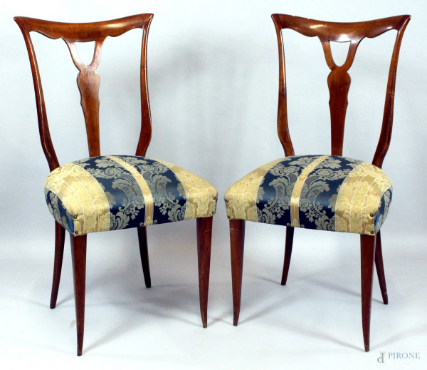 Coppia di sedie in mogano, sedile  rivestito in stoffa fiorata, primi &#39;900.