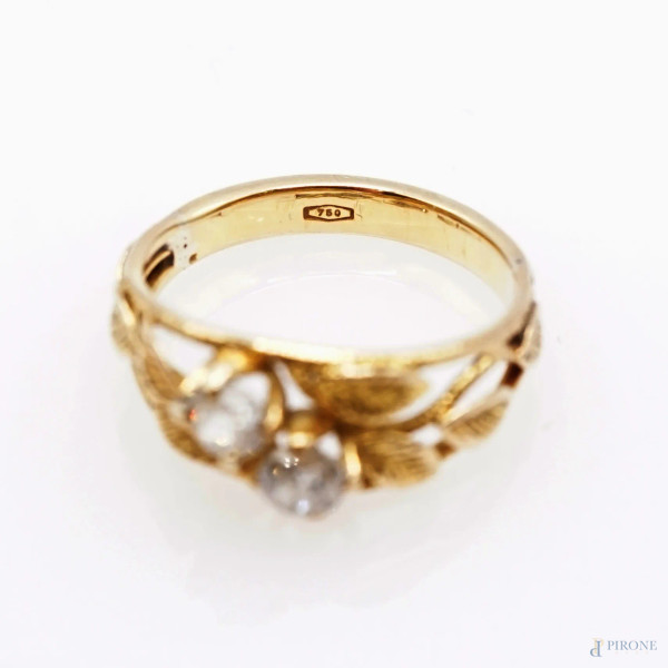 Anello in oro 18 KT, due brillantini da 0,60 CT circa incastonati su particolari lavorati a foggi...