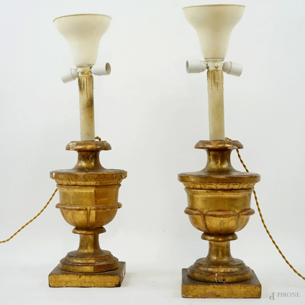 Coppia di vasi portapalme trasformati a lampada in legno intagliato e dorato, XIX secolo, cm h 85, (difetti).