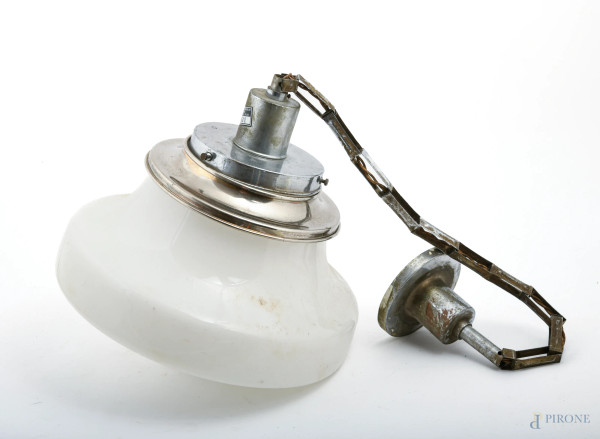 Lampada a sospensione con struttura in metallo cromato e diffusore in vetro bianco, Anni '70, altezza cm 95, (segni di usura, difetti)