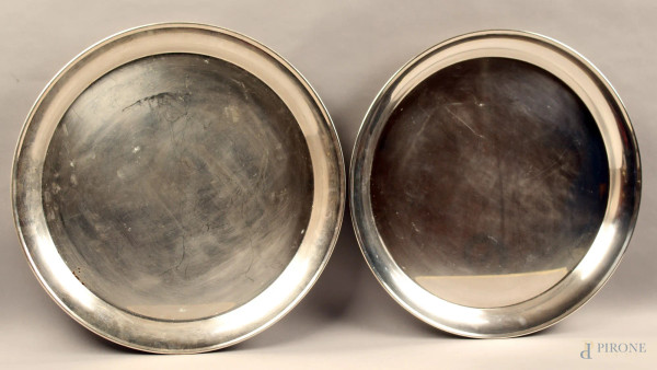 Coppia vassoi di linea tonda in metallo, diametro 45,5 cm.