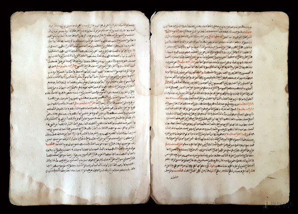 Antica rara doppia pagina manoscritta in caratteri arabi vergati a inchiostro bruno e lacca rossa, Persia, XVI sec., (difetti e macchie).