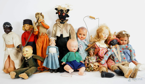Lotto di dodici bambole e marionette in materiali diversi, lunghezza max cm 45, (difetti, mancanze e rotture).
