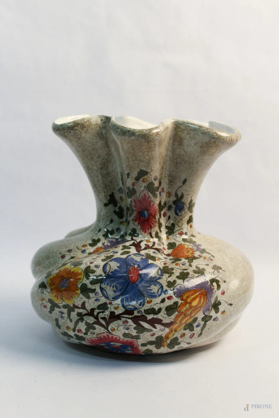 Vaso portafiori in porcellana a decoro floreale, marcato Gubbio, H 26 cm.